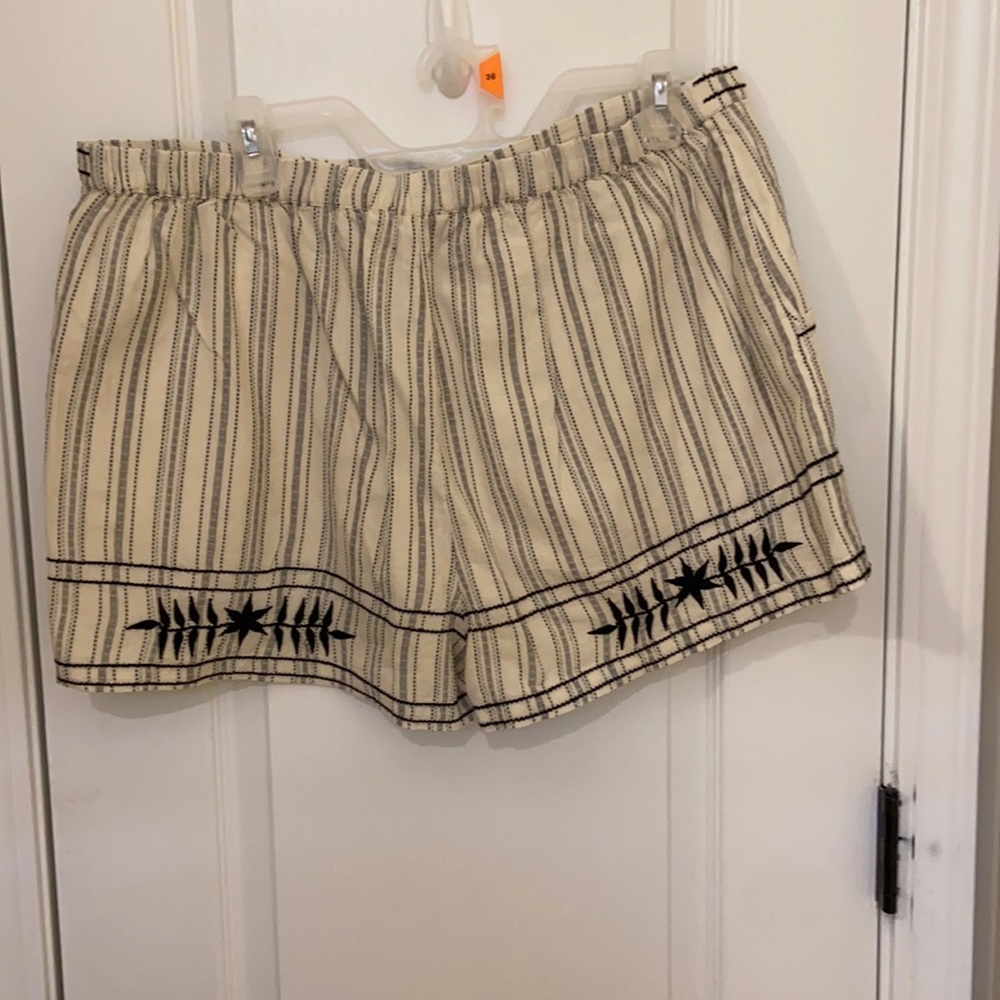 American eagle cream and black shorts